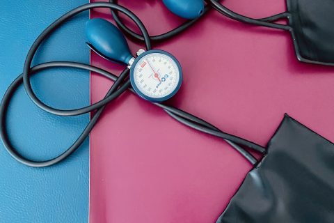 Manuelle Blutdruckmessung als Symbol für die kardiologische Vorsorge und den umfassenden Herz-Kreislauf-Check-up in Augsburg.