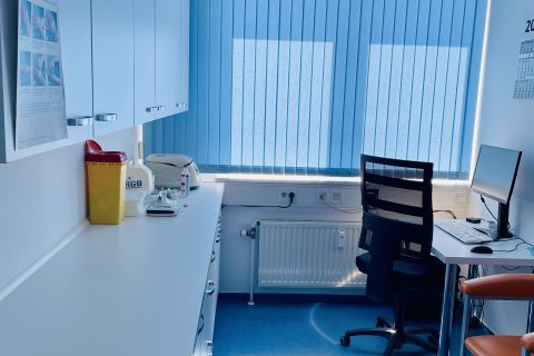 Heller, steriler Laborbereich für die klinische Vorbereitung und kardiologische Nachsorge von Herzkatheter-Eingriffen in der Facharztpraxis Augsburg.