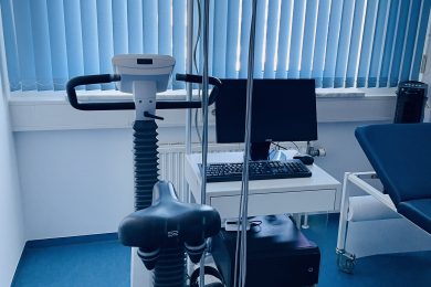 Modernes Fahrrad-Ergometer für das Belastungs-EKG im Rahmen der Rhythmus- und Leistungsdiagnostik in der Praxis Augsburg.