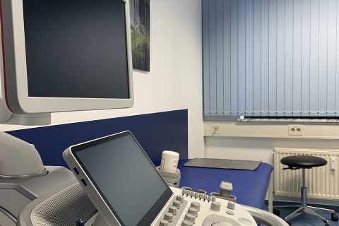 Modernes Herzultraschallgerät für die kardiologische Diagnostik und Herzklappen-Nachsorge in der Facharztpraxis Augsburg