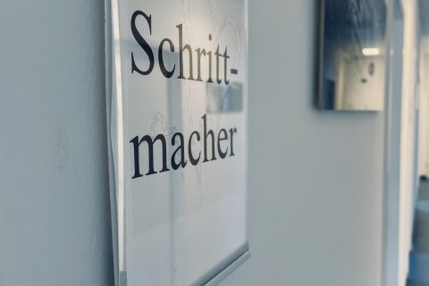 Praxis-Beschilderung für die Herzschrittmacher- und Defibrillator-Kontrolle in der kardiologischen Facharztpraxis von Prof. Dr. Simon Deseive in Augsburg-Hochzoll